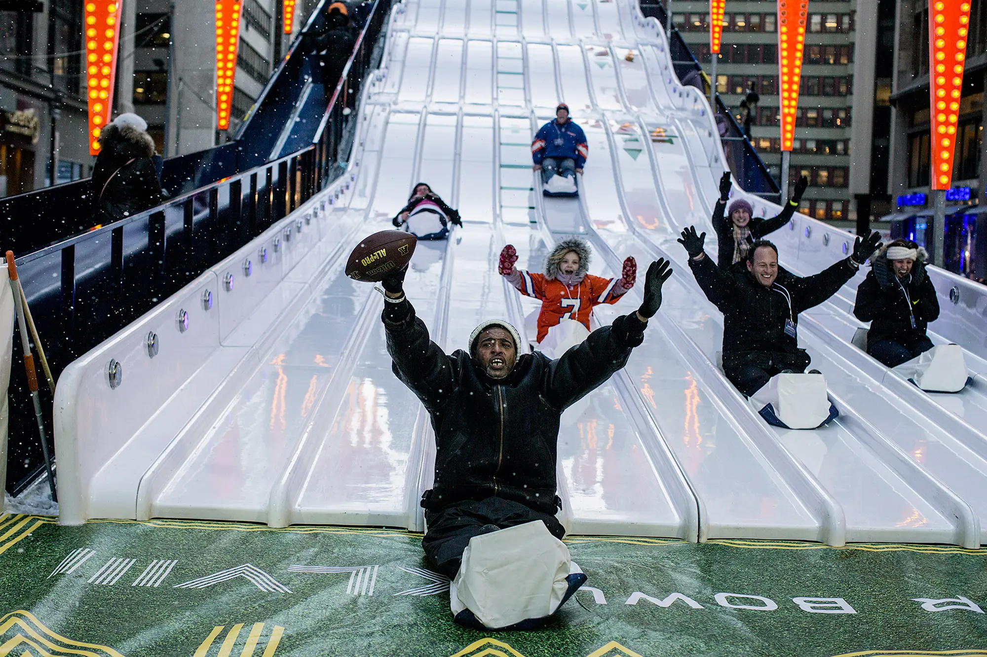 SBFVISA-GIANTSLIDE-SUPER-BOWL-NY-2